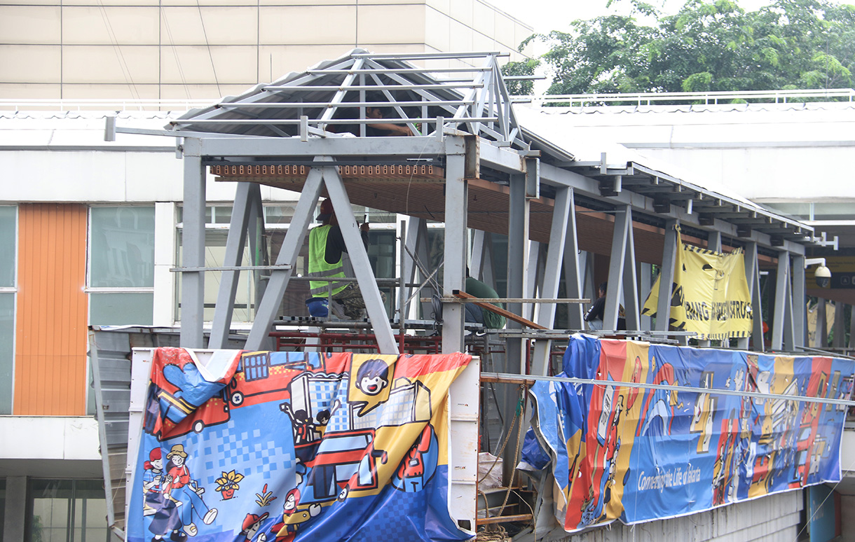Proyek pembangunan jembatan penyeberangan orang (JPO) Sarinah di Jalan MH Thamrin, Jakarta, Minggu(01/2/2026).(Beritanasional.com/Oke Atmaja)