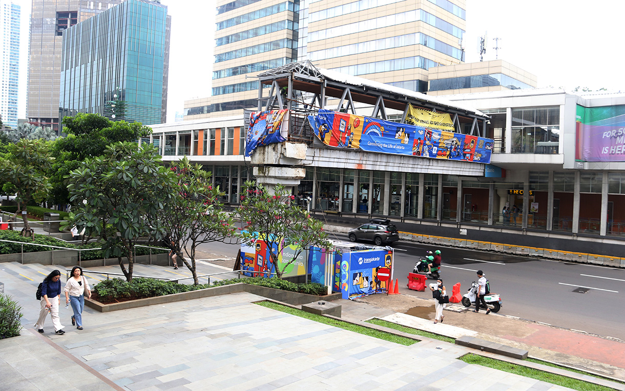 Proyek pembangunan jembatan penyeberangan orang (JPO) Sarinah di Jalan MH Thamrin, Jakarta, Minggu(01/2/2026).(Beritanasional.com/Oke Atmaja)