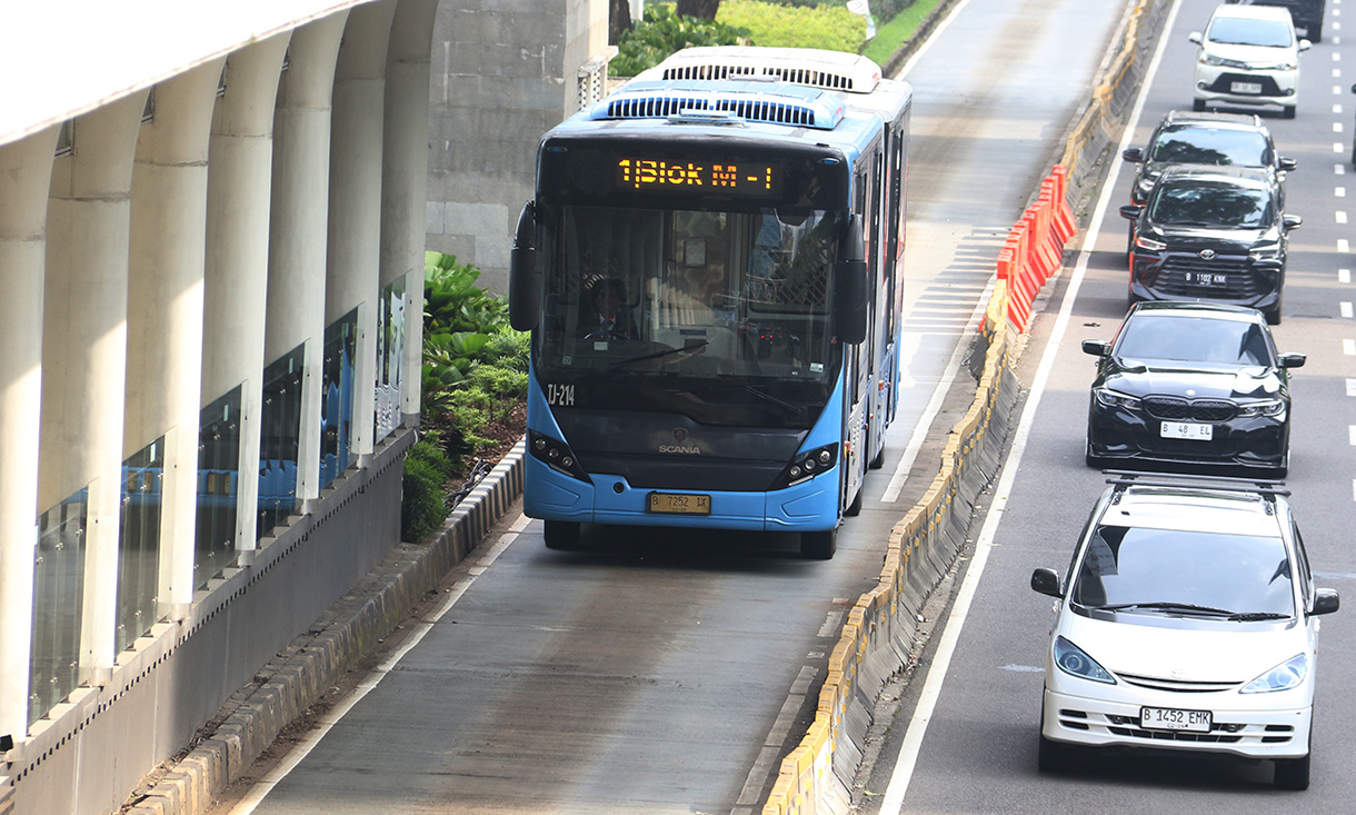 Bus Transjakarta melintas di jalan Jenderal Sudirman, Jakarta, Kamis (12/2/2026).(Beritanasional.com/Oke Atmaja)