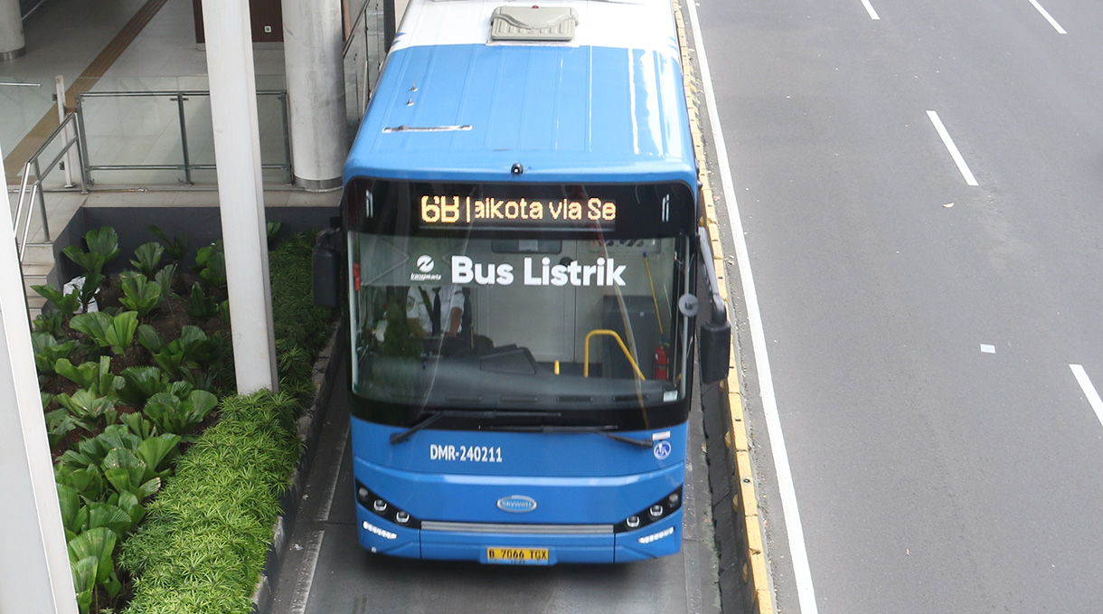 Bus Transjakarta melintas di jalan Jenderal Sudirman, Jakarta, Kamis (12/2/2026).(Beritanasional.com/Oke Atmaja)