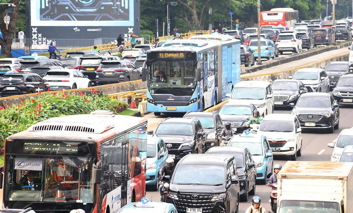 Bus Transjakarta melintas di jalan Jenderal Sudirman, Jakarta, Kamis (12/2/2026).(Beritanasional.com/Oke Atmaja)