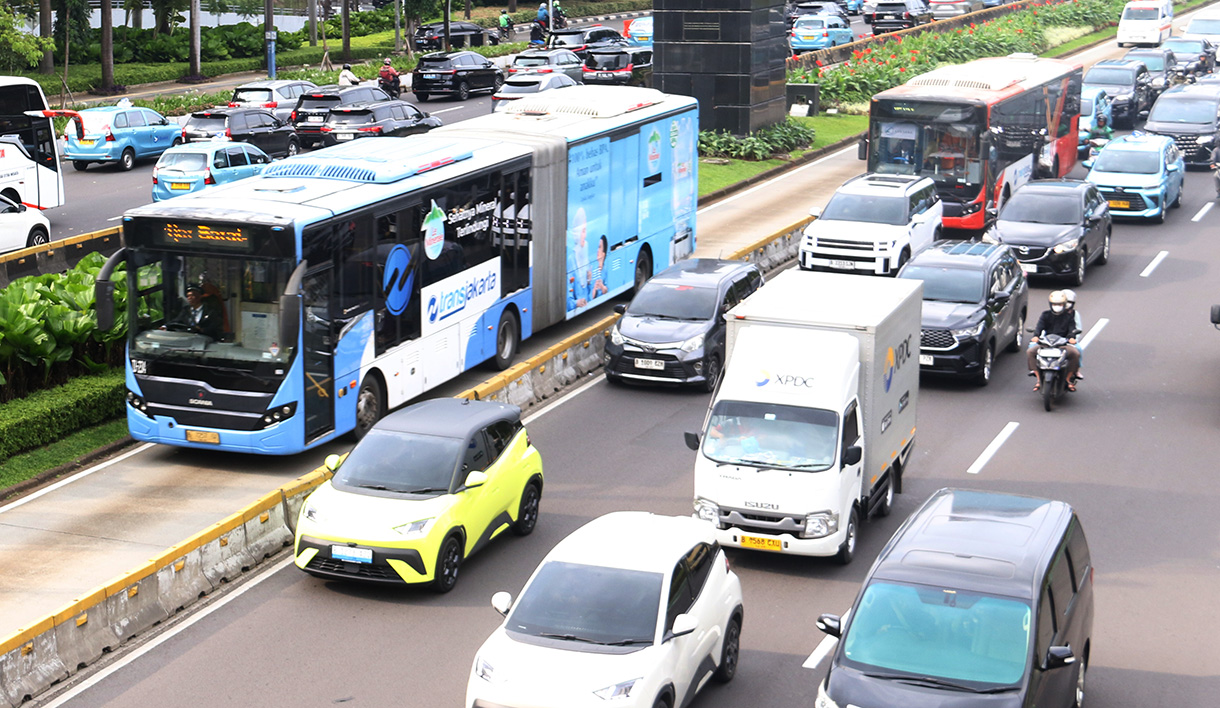 Bus Transjakarta melintas di jalan Jenderal Sudirman, Jakarta, Kamis (12/2/2026).(Beritanasional.com/Oke Atmaja)