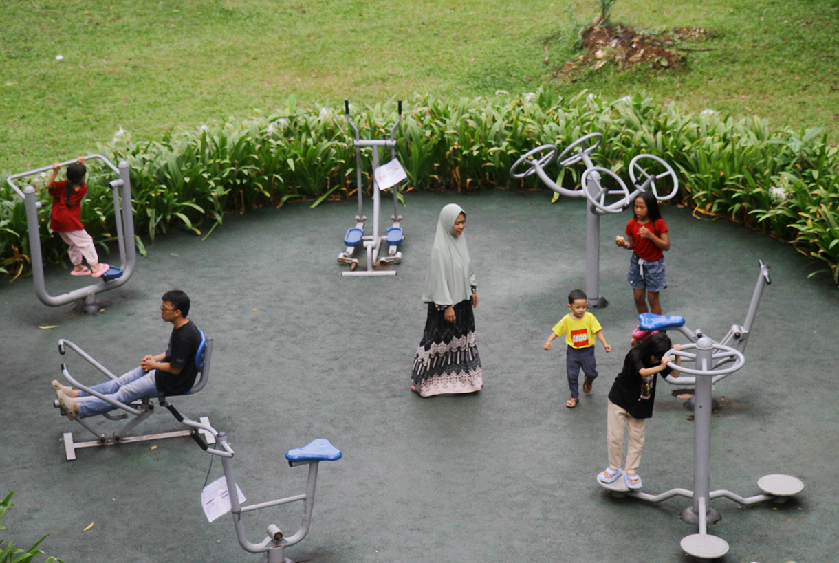 Sejumlah anak bermain di arena Tebet Eco Park, Jakarta, Minggu (21/7/2024). (BeritaNasional.com/Oke Atmaja)