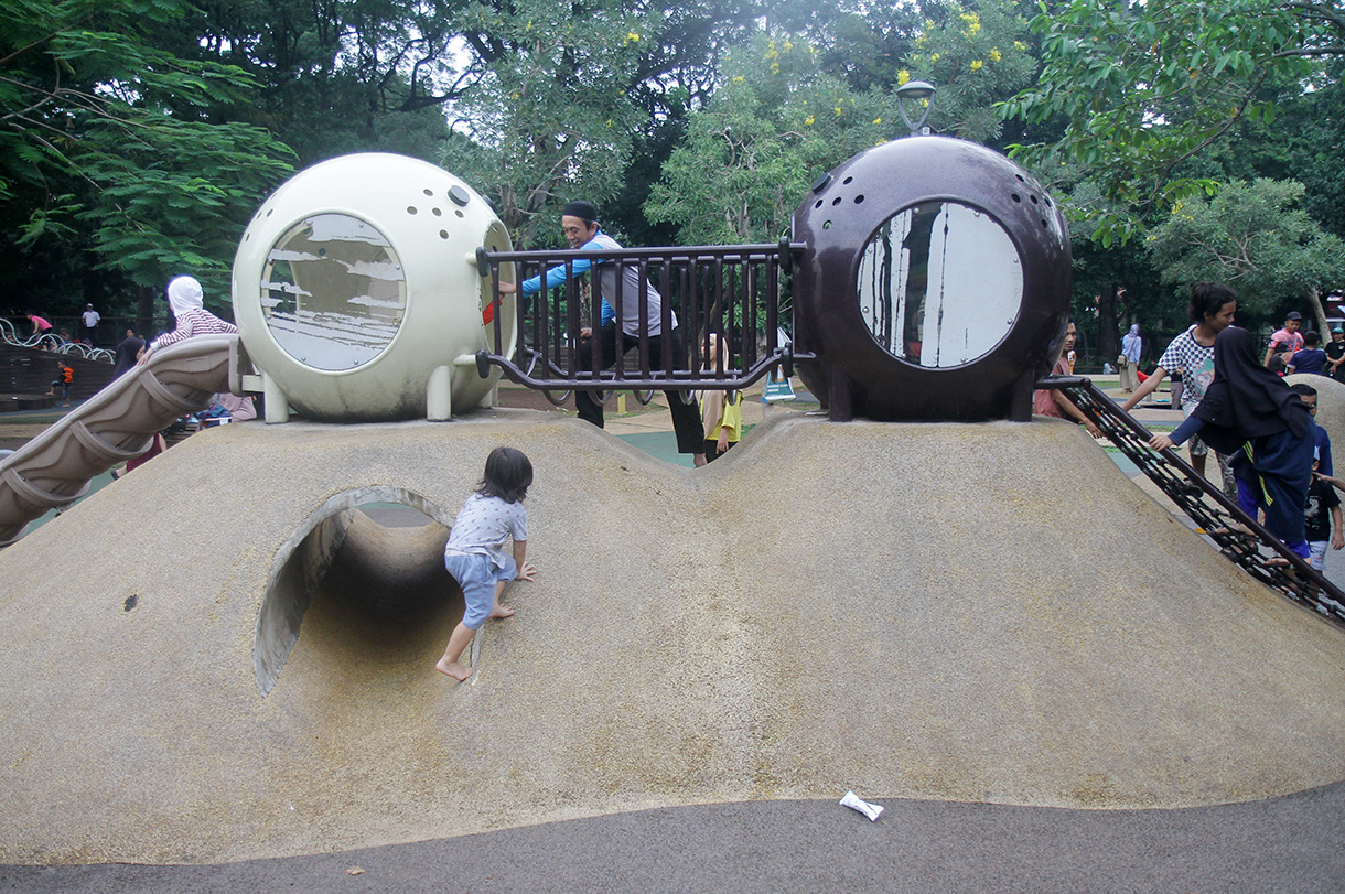 Sejumlah anak bermain di arena Tebet Eco Park, Jakarta, Minggu (21/7/2024). (BeritaNasional.com/Oke Atmaja)