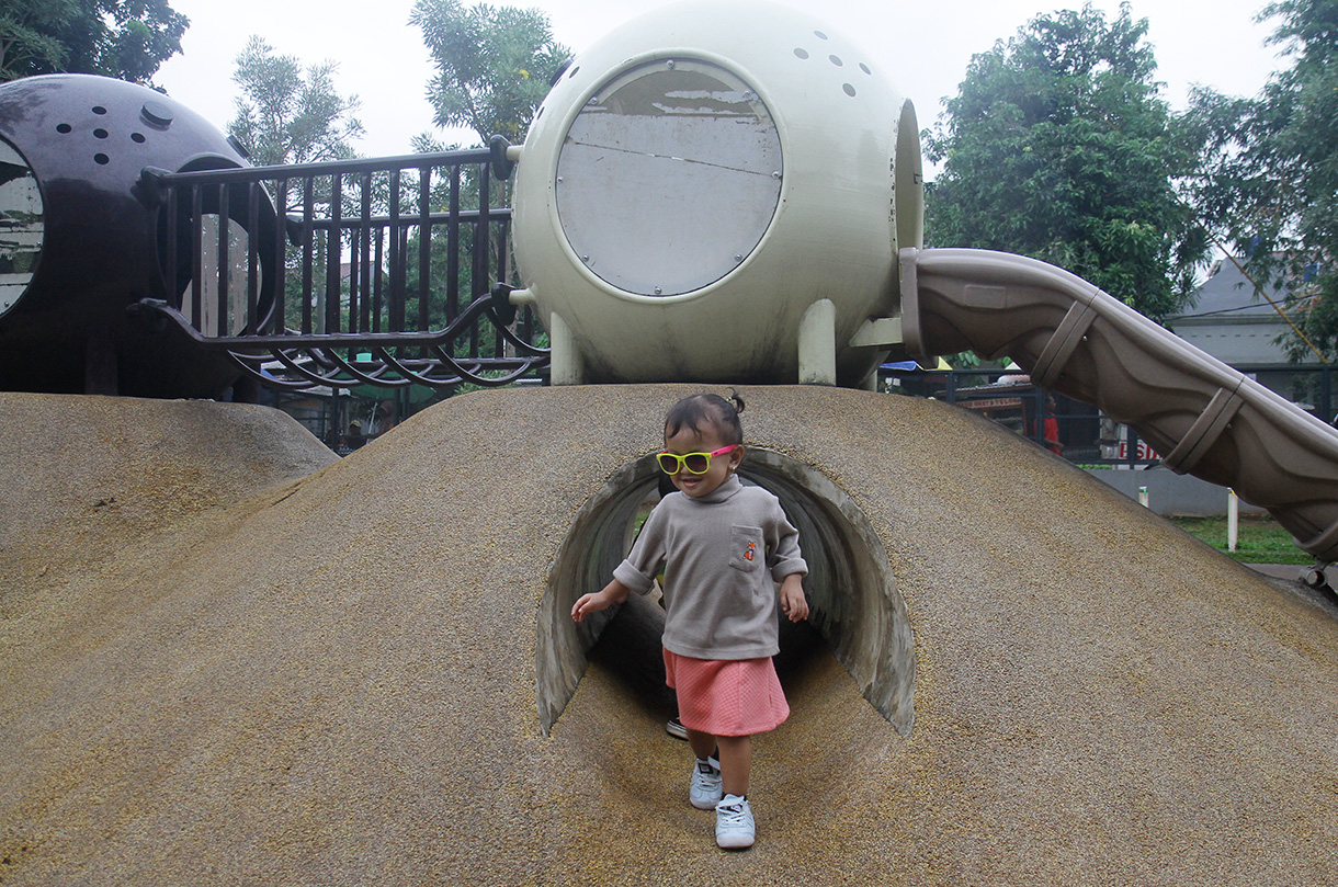 Sejumlah anak bermain di arena Tebet Eco Park, Jakarta, Minggu (21/7/2024). (BeritaNasional.com/Oke Atmaja)