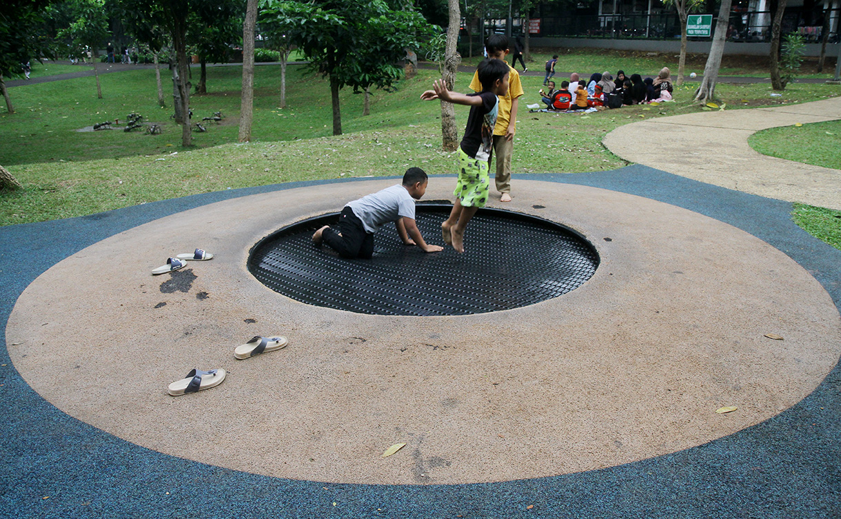 Sejumlah anak bermain di arena Tebet Eco Park, Jakarta, Minggu (21/7/2024). (BeritaNasional.com/Oke Atmaja)