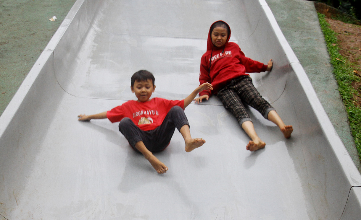 Sejumlah anak bermain di arena Tebet Eco Park, Jakarta, Minggu (21/7/2024). (BeritaNasional.com/Oke Atmaja)