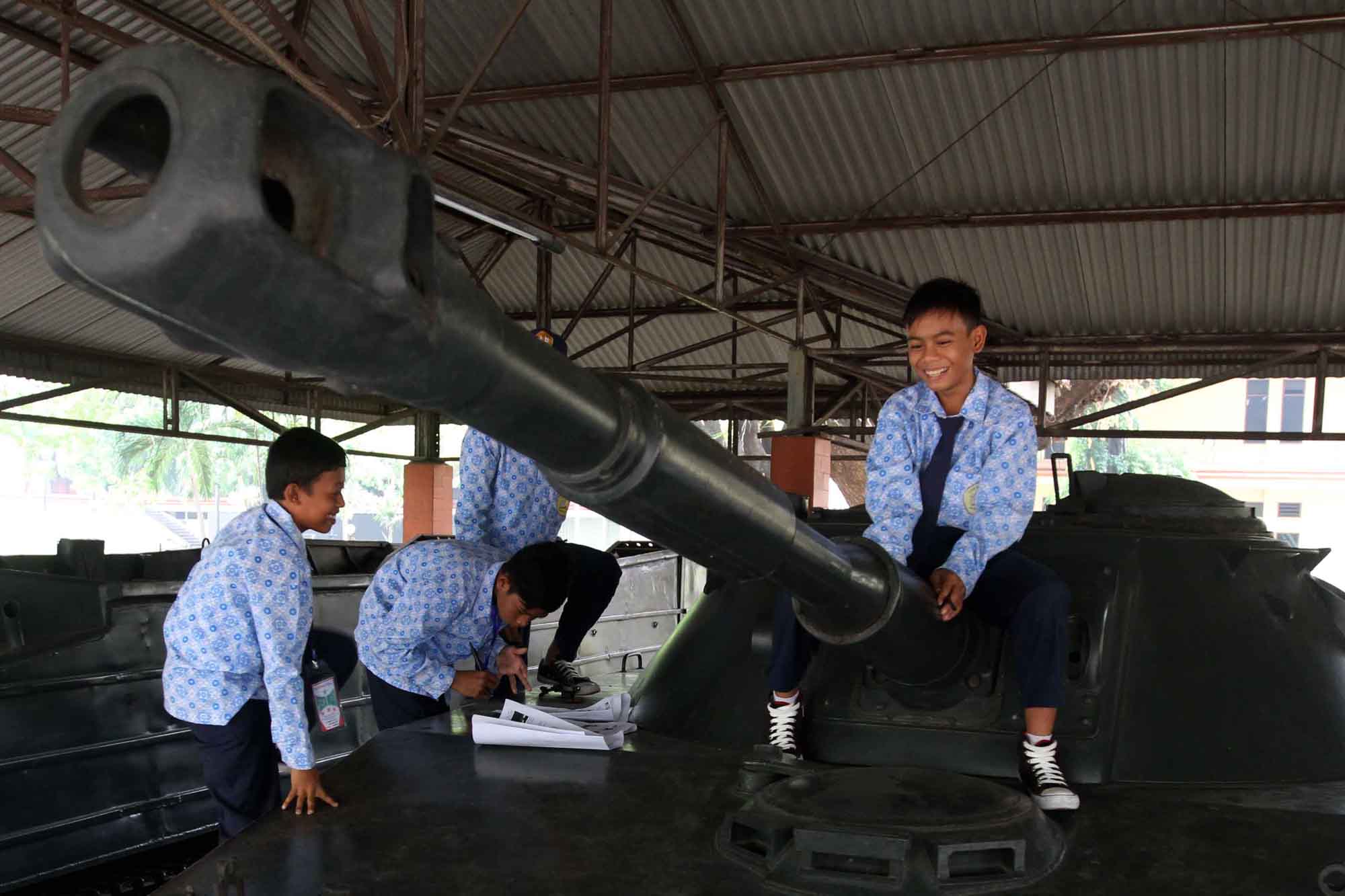 Pelajar mengunjungi Museum Satria Mandala, Jakarta, Rabu (31/7/2024). (BeritaNasional.com/Oke Atmaja)