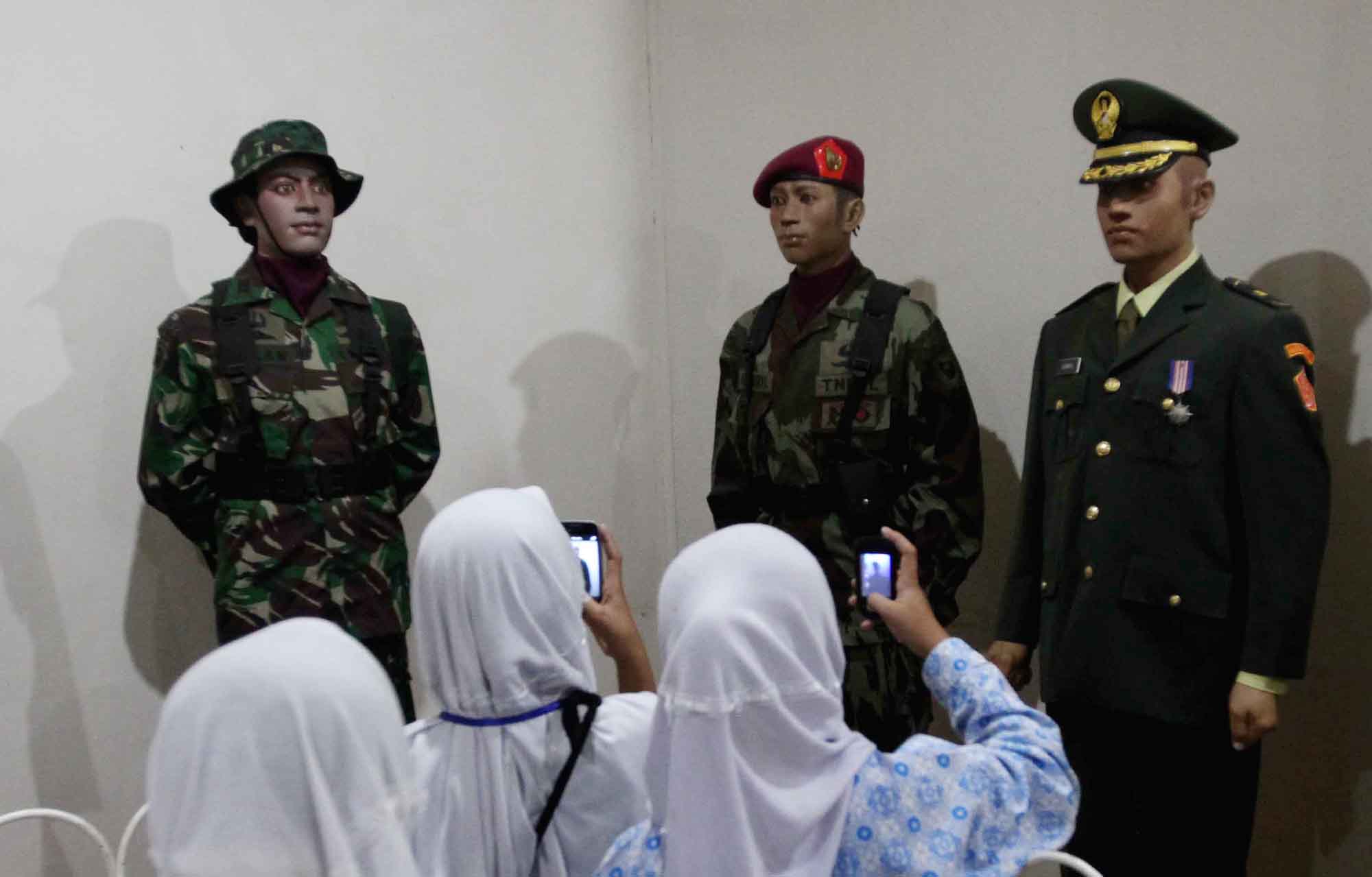 Pelajar mengunjungi Museum Satria Mandala, Jakarta, Rabu (31/7/2024). (BeritaNasional.com/Oke Atmaja)