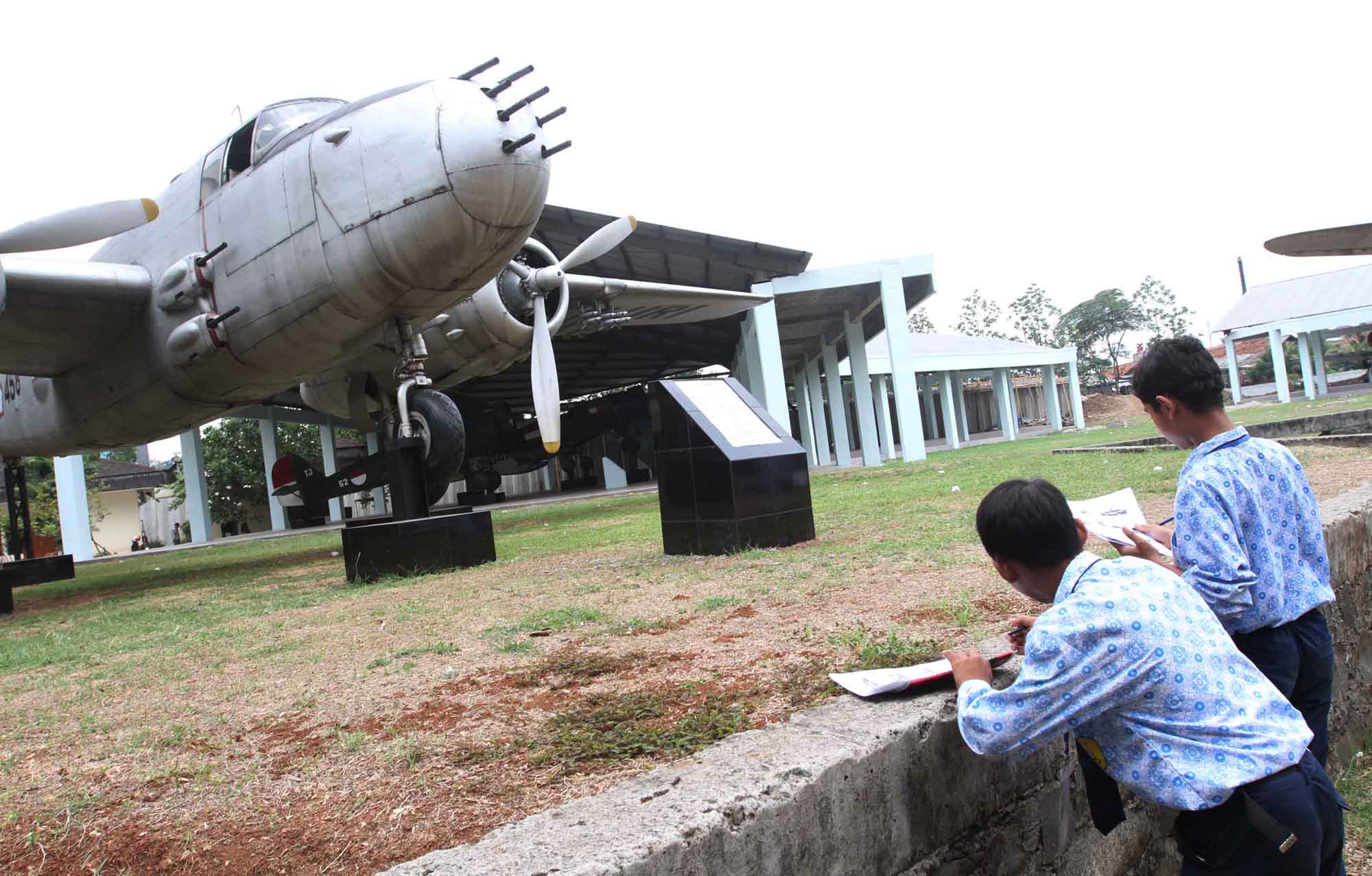 Pelajar mengunjungi Museum Satria Mandala, Jakarta, Rabu (31/7/2024). (BeritaNasional.com/Oke Atmaja)