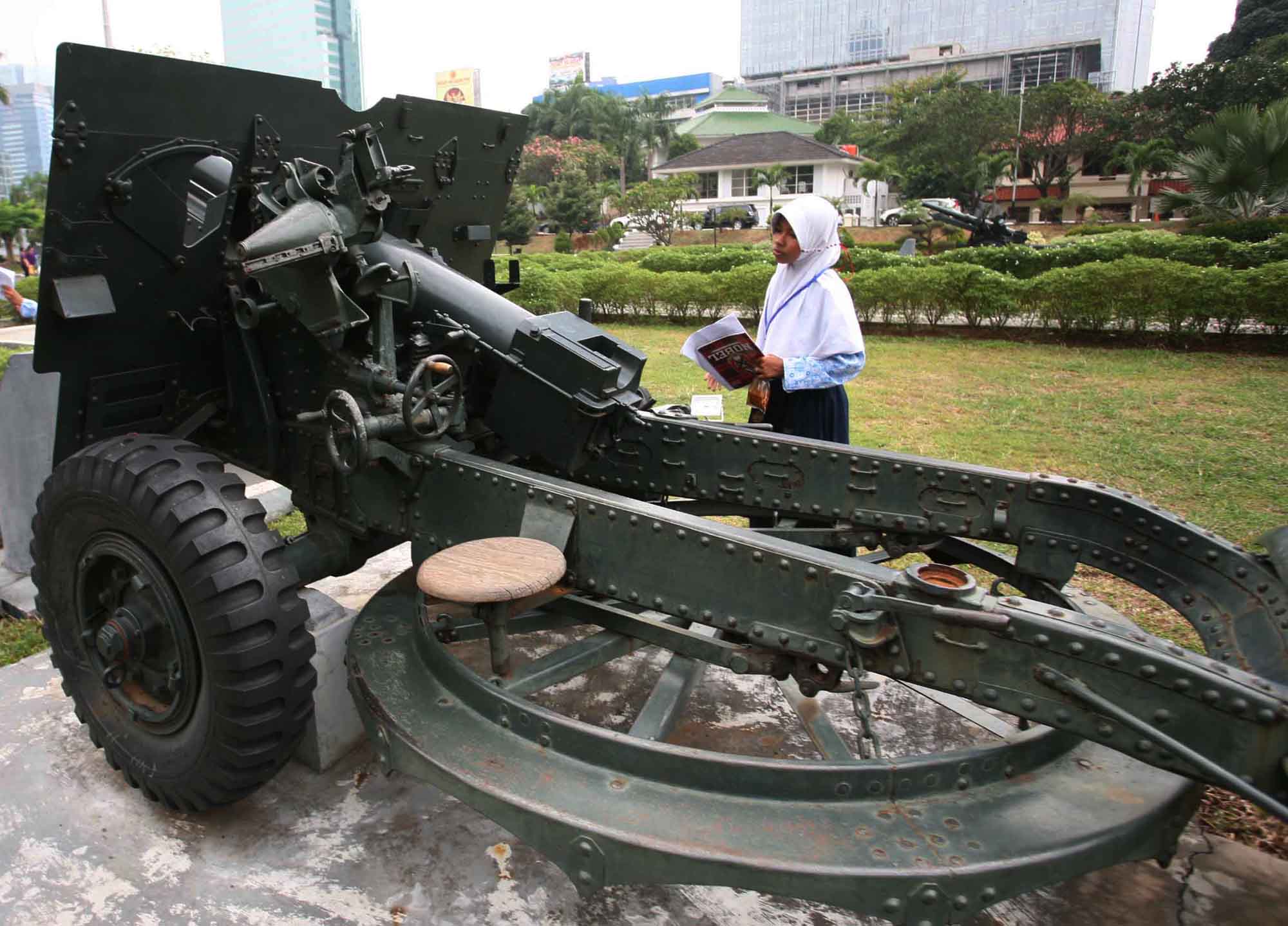 Pelajar mengunjungi Museum Satria Mandala, Jakarta, Rabu (31/7/2024). (BeritaNasional.com/Oke Atmaja)