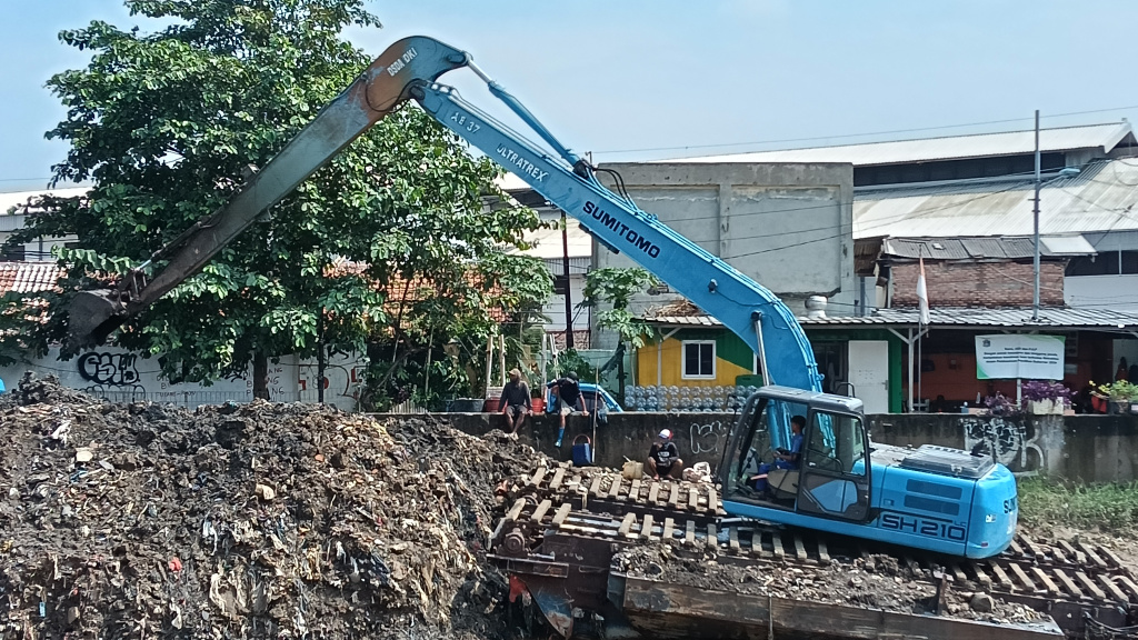 Pemprov Jaktim Gencarkan Pengerukan Kali untuk Atasi Banjir Petugas Dinas Sumber Daya Air mengoperasikan alat berat untuk mengeruk endapan lumpur di Kali Ciliwung, Kampung Melayu, Jakarta Timur, Selasa (8/7/2025). (Beritanasional.com/Oke Atmaja)