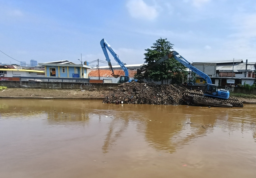 Pemprov Jaktim Gencarkan Pengerukan Kali untuk Atasi Banjir Petugas Dinas Sumber Daya Air mengoperasikan alat berat untuk mengeruk endapan lumpur di Kali Ciliwung, Kampung Melayu, Jakarta Timur, Selasa (8/7/2025). (Beritanasional.com/Oke Atmaja)