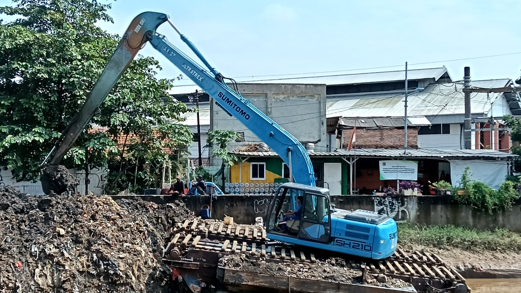 Pemprov Jaktim Gencarkan Pengerukan Kali untuk Atasi Banjir Petugas Dinas Sumber Daya Air mengoperasikan alat berat untuk mengeruk endapan lumpur di Kali Ciliwung, Kampung Melayu, Jakarta Timur, Selasa (8/7/2025). (Beritanasional.com/Oke Atmaja)