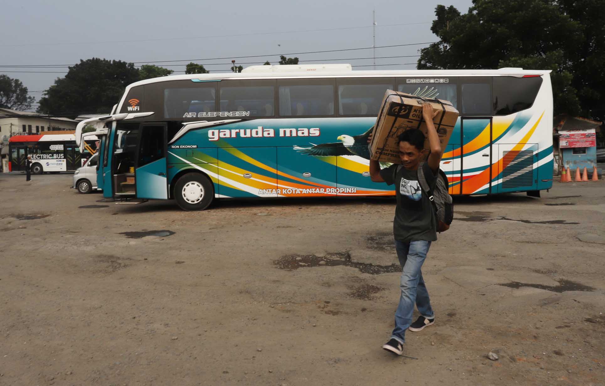 Pemudik menunggu kedatangan bus yang akan tujuan kota-kota di Jawa Tengah dan Jawa Timur di Agen Bus AKAP Pondok Pinang, Jakarta Selatan, Rabu (3/4/2024).(Indonesiaglobe/Oke Atmaja)