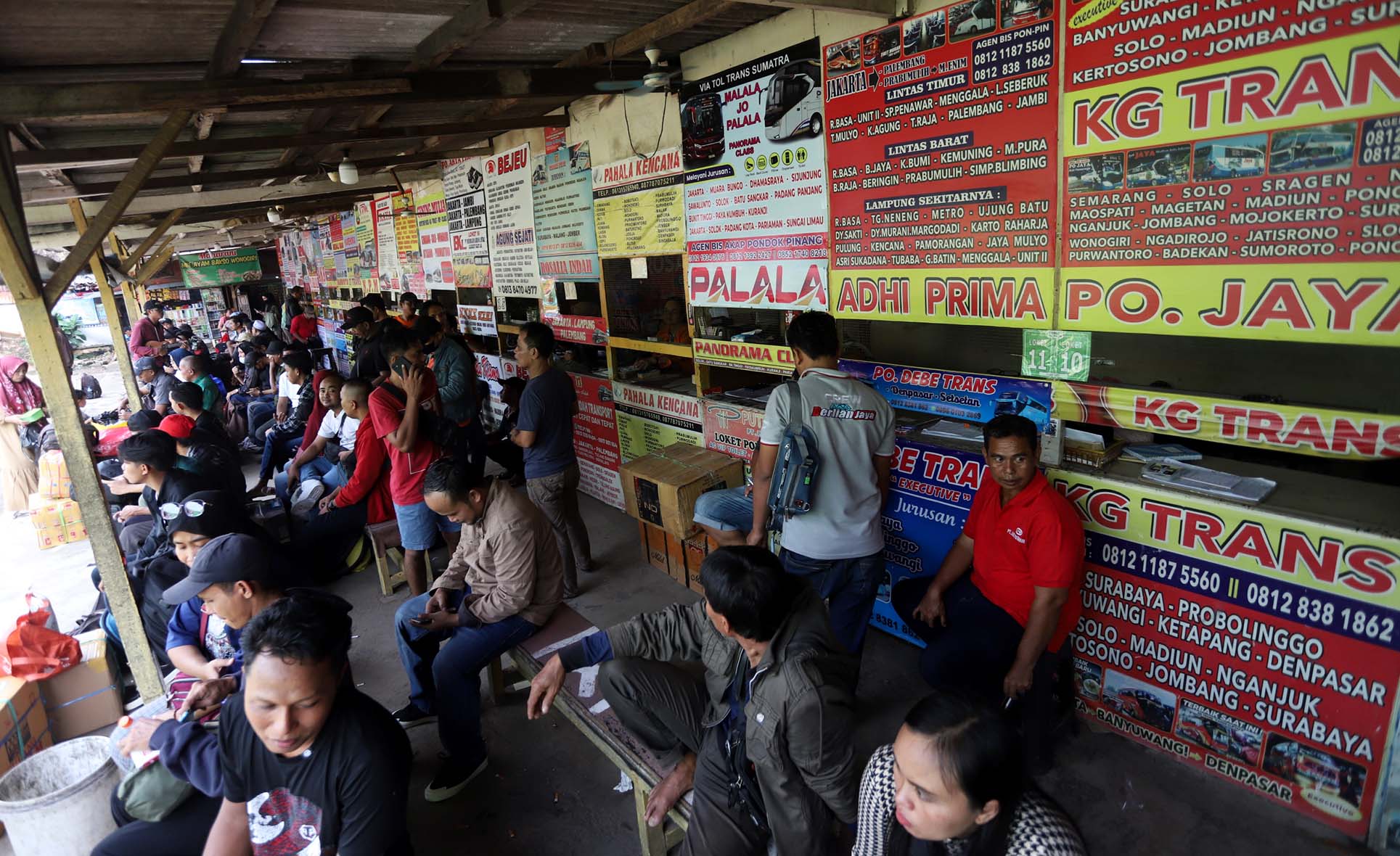 Pemudik menunggu kedatangan bus yang akan tujuan kota-kota di Jawa Tengah dan Jawa Timur di Agen Bus AKAP Pondok Pinang, Jakarta Selatan, Rabu (3/4/2024).(Indonesiaglobe/Oke Atmaja)