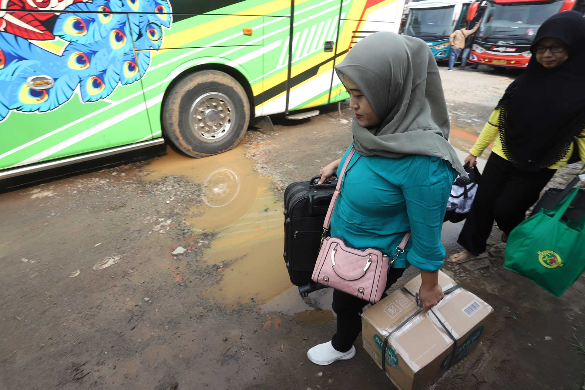 Pemudik menunggu kedatangan bus yang akan tujuan kota-kota di Jawa Tengah dan Jawa Timur di Agen Bus AKAP Pondok Pinang, Jakarta Selatan, Rabu (3/4/2024).(Indonesiaglobe/Oke Atmaja)