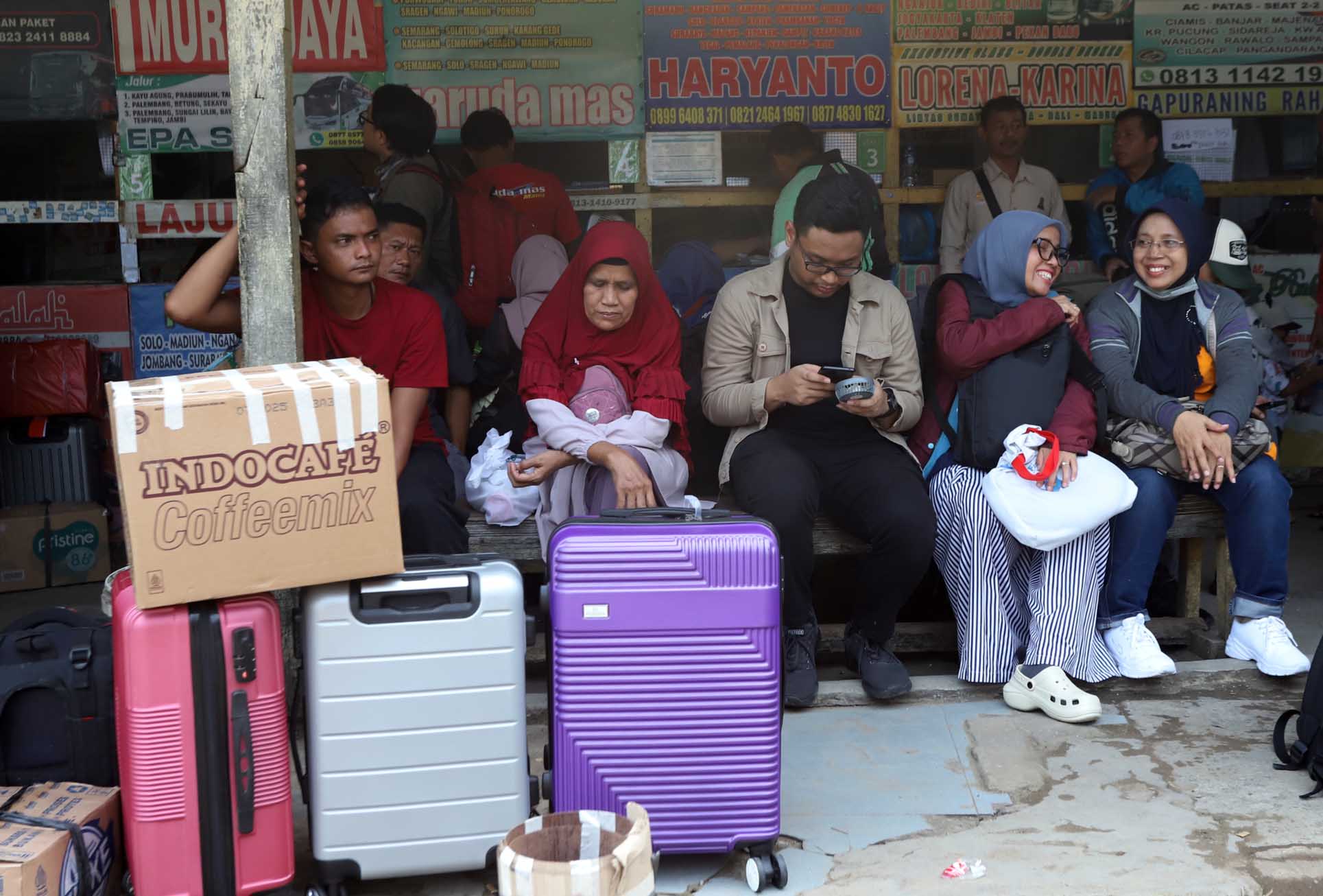 Pemudik menunggu kedatangan bus yang akan tujuan kota-kota di Jawa Tengah dan Jawa Timur di Agen Bus AKAP Pondok Pinang, Jakarta Selatan, Rabu (3/4/2024).(Indonesiaglobe/Oke Atmaja)