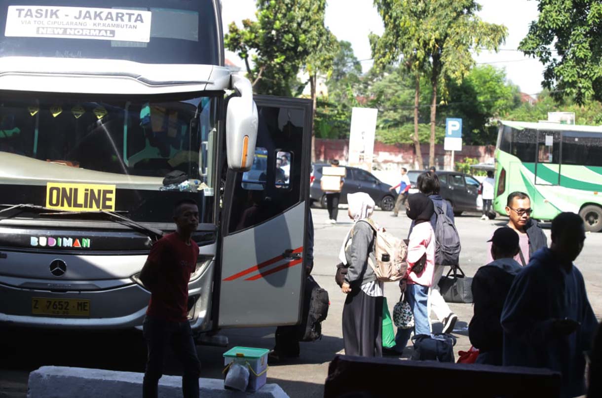 Calon penumpang menunggu keberangkatan bus di Terminal Kampung Rambutan, Rabu (18/3/2026).(Beritanasional.com/Oke Atmaja)