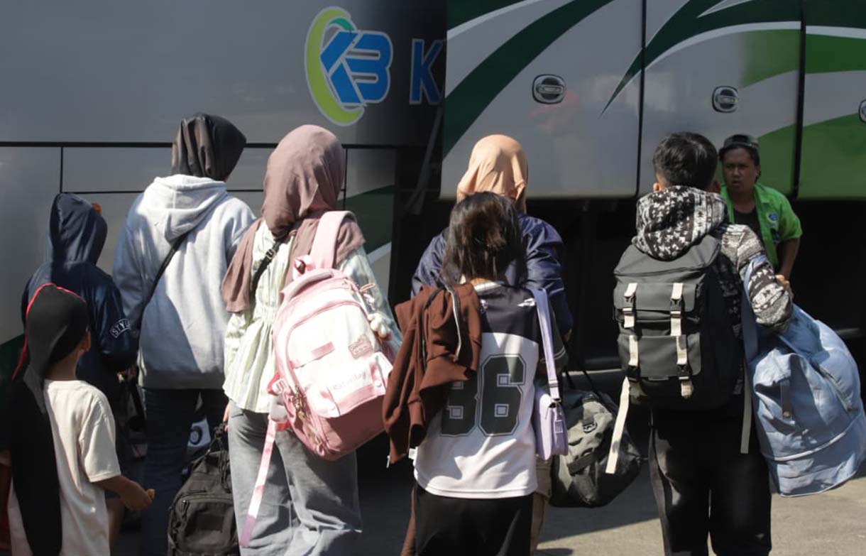 Calon penumpang menunggu keberangkatan bus di Terminal Kampung Rambutan, Rabu (18/3/2026).(Beritanasional.com/Oke Atmaja)
