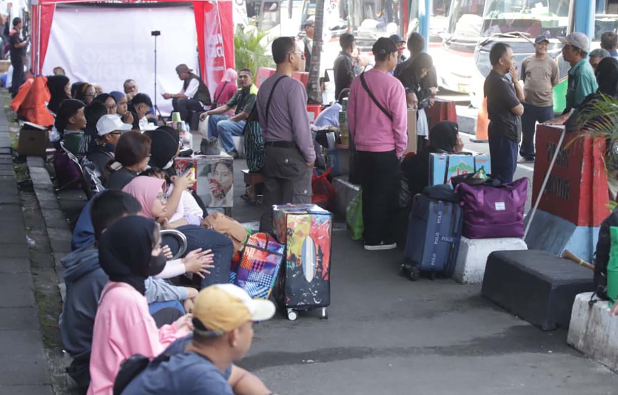 Calon penumpang menunggu keberangkatan bus di Terminal Kampung Rambutan, Rabu (18/3/2026).(Beritanasional.com/Oke Atmaja)