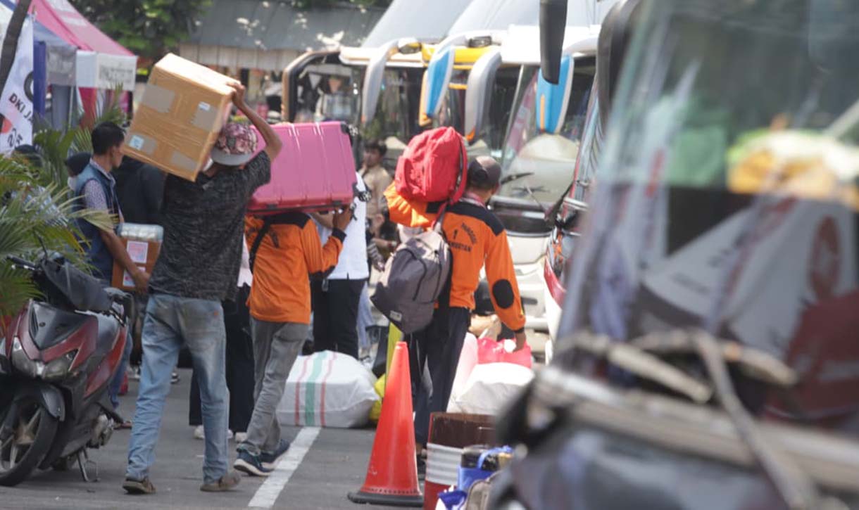 Calon penumpang menunggu keberangkatan bus di Terminal Kampung Rambutan, Rabu (18/3/2026).(Beritanasional.com/Oke Atmaja)