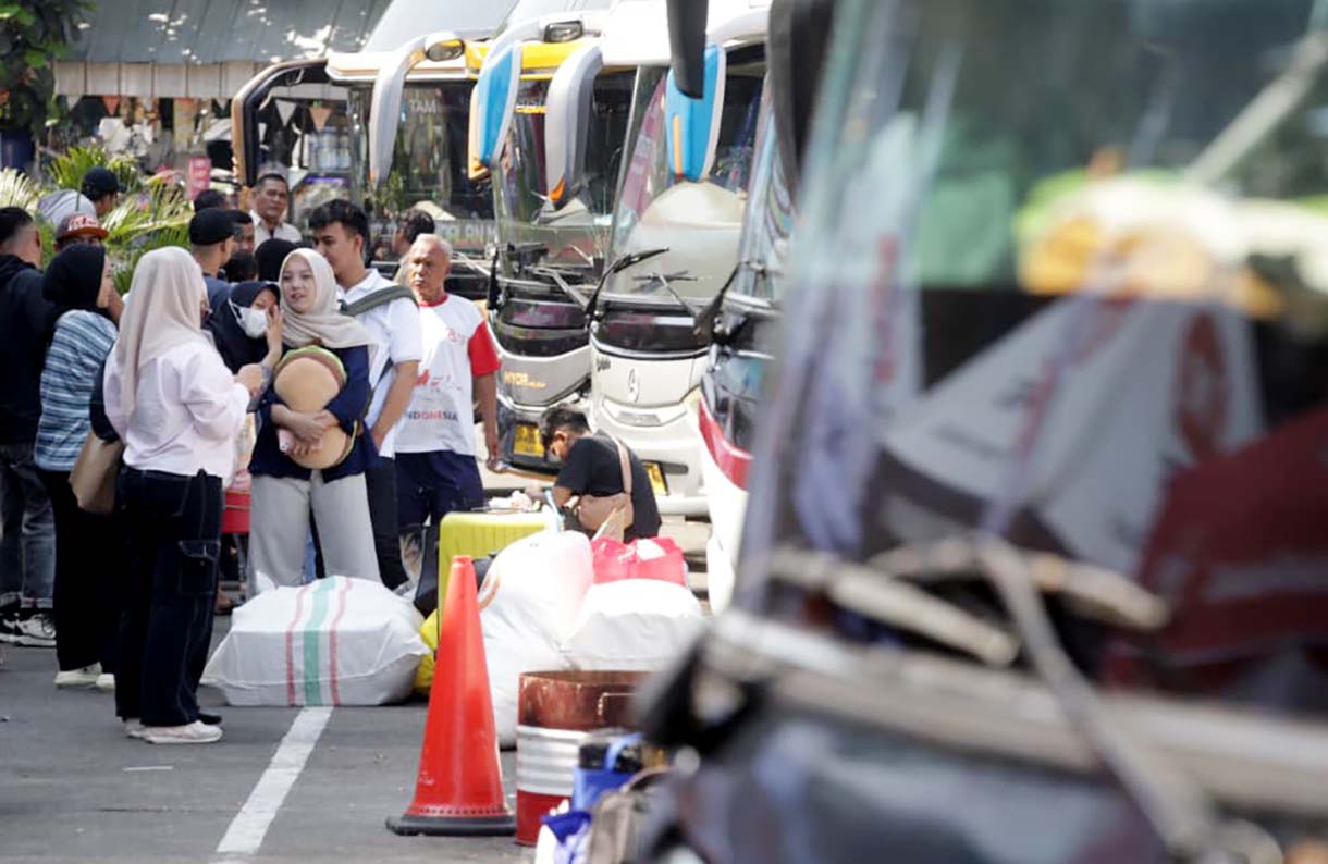 Calon penumpang menunggu keberangkatan bus di Terminal Kampung Rambutan, Rabu (18/3/2026).(Beritanasional.com/Oke Atmaja)