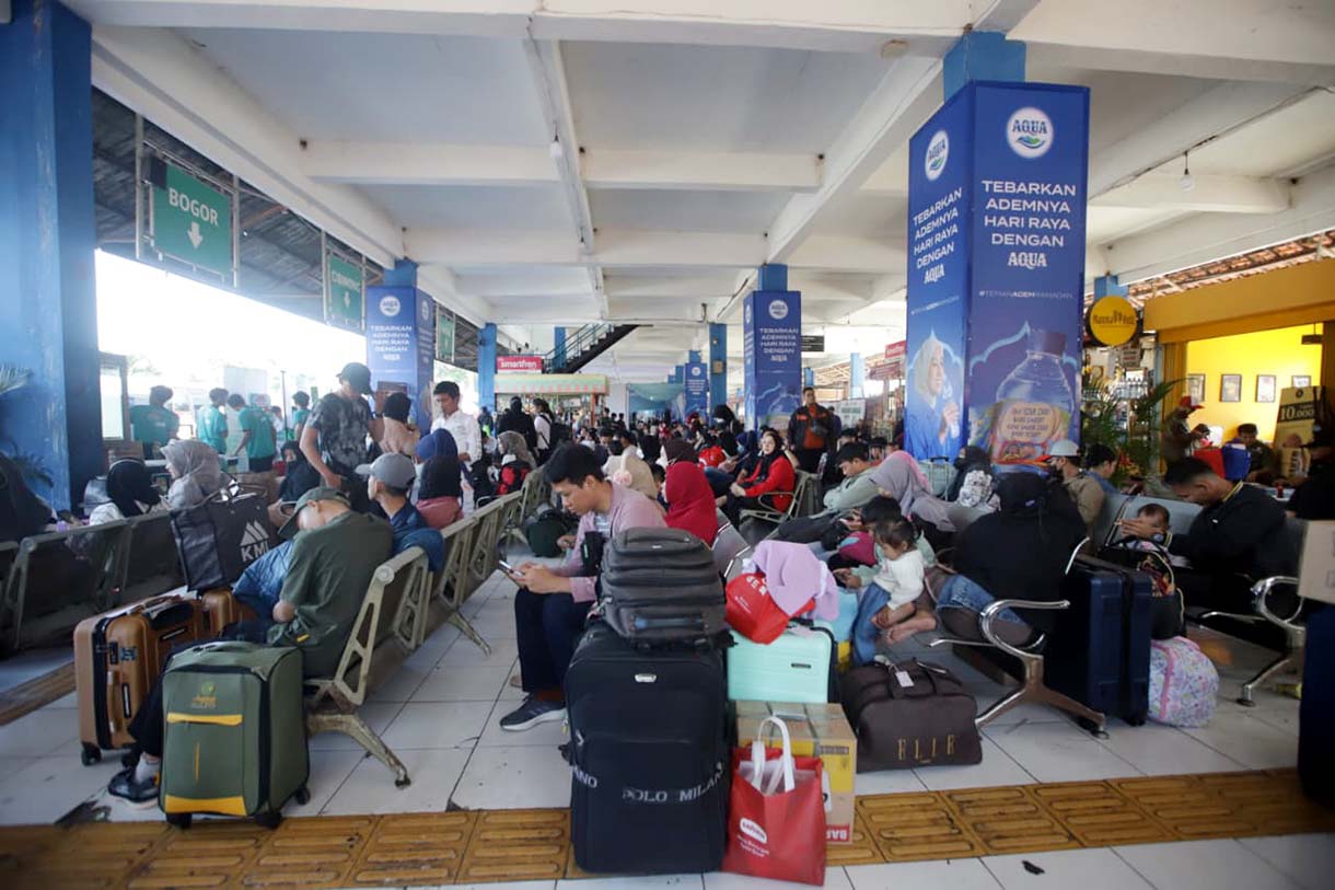 Calon penumpang menunggu keberangkatan bus di Terminal Kampung Rambutan, Rabu (18/3/2026).(Beritanasional.com/Oke Atmaja)