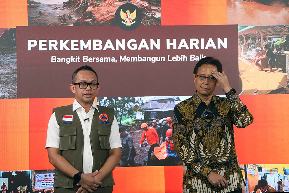 Menteri Kesehatan Budi Gunadi Sadikin bersama BNPB memberikan update penanganan pascabencana di Sumatera. (BeritaNasional/Elvis Sendouw)