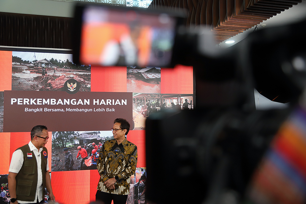 Menteri Kesehatan Budi Gunadi Sadikin bersama BNPB memberikan update penanganan pascabencana di Sumatera. (BeritaNasional/Elvis Sendouw)
