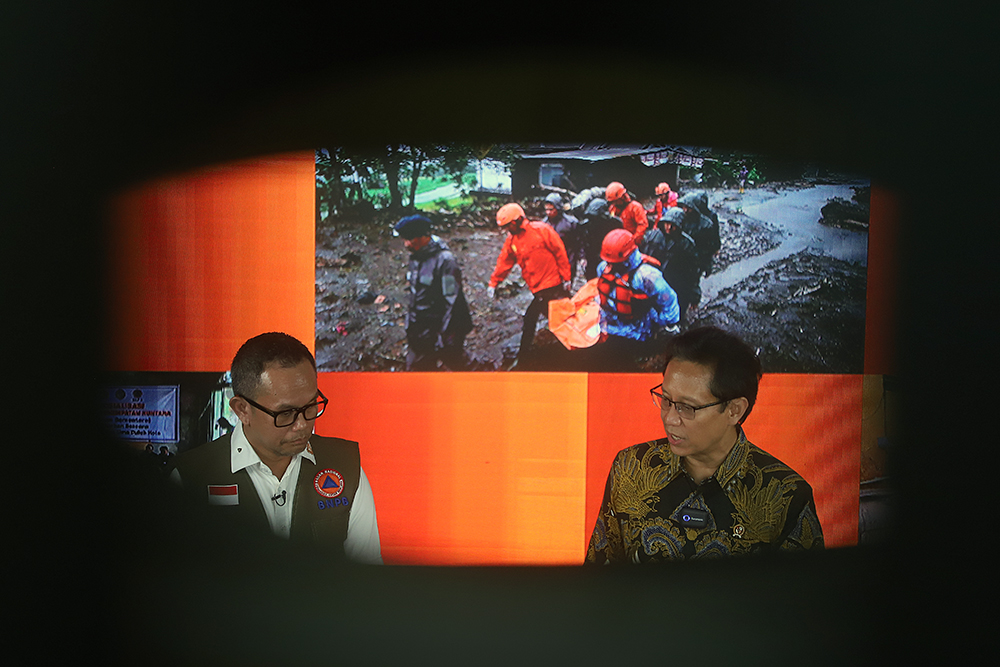 Menteri Kesehatan Budi Gunadi Sadikin bersama BNPB memberikan update penanganan pascabencana di Sumatera. (BeritaNasional/Elvis Sendouw)