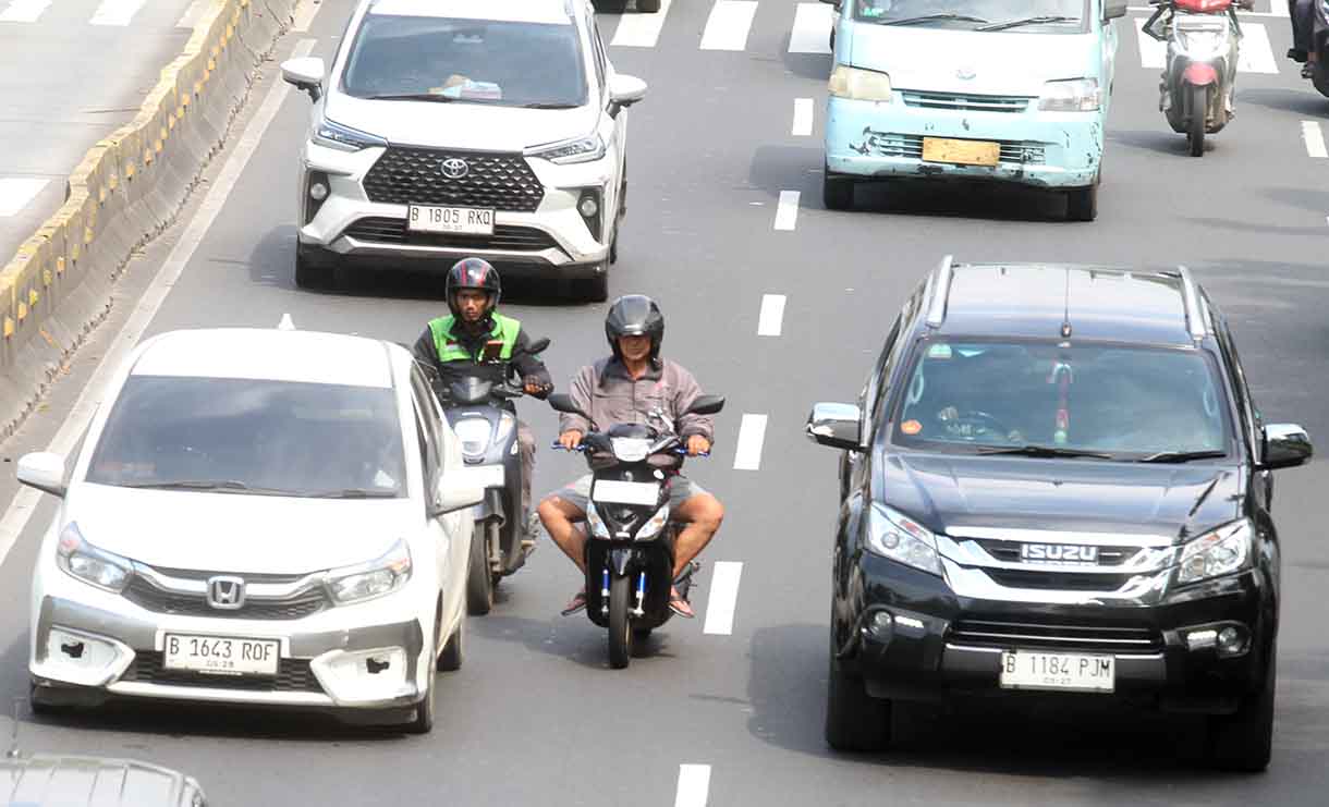 Kendaraan melintas di jalan keramat Raya, Jakarta, Jumat (13/6/2025). (Beritanasional.com/Oke Atmaja)