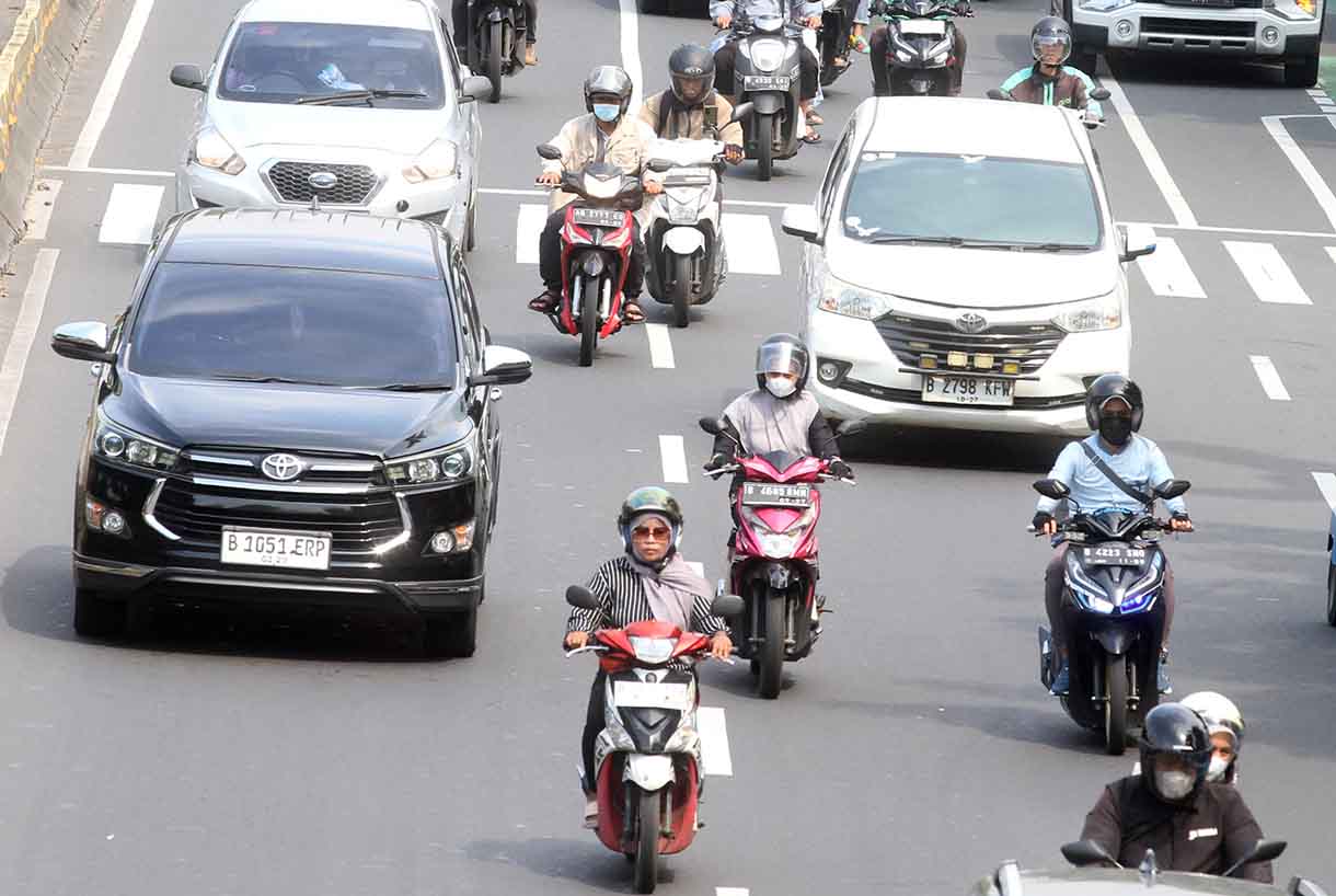 Kendaraan melintas di jalan keramat Raya, Jakarta, Jumat (13/6/2025). (Beritanasional.com/Oke Atmaja)