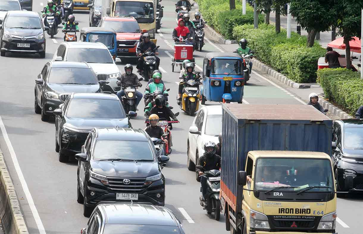 Kendaraan melintas di jalan keramat Raya, Jakarta, Jumat (13/6/2025). (Beritanasional.com/Oke Atmaja)