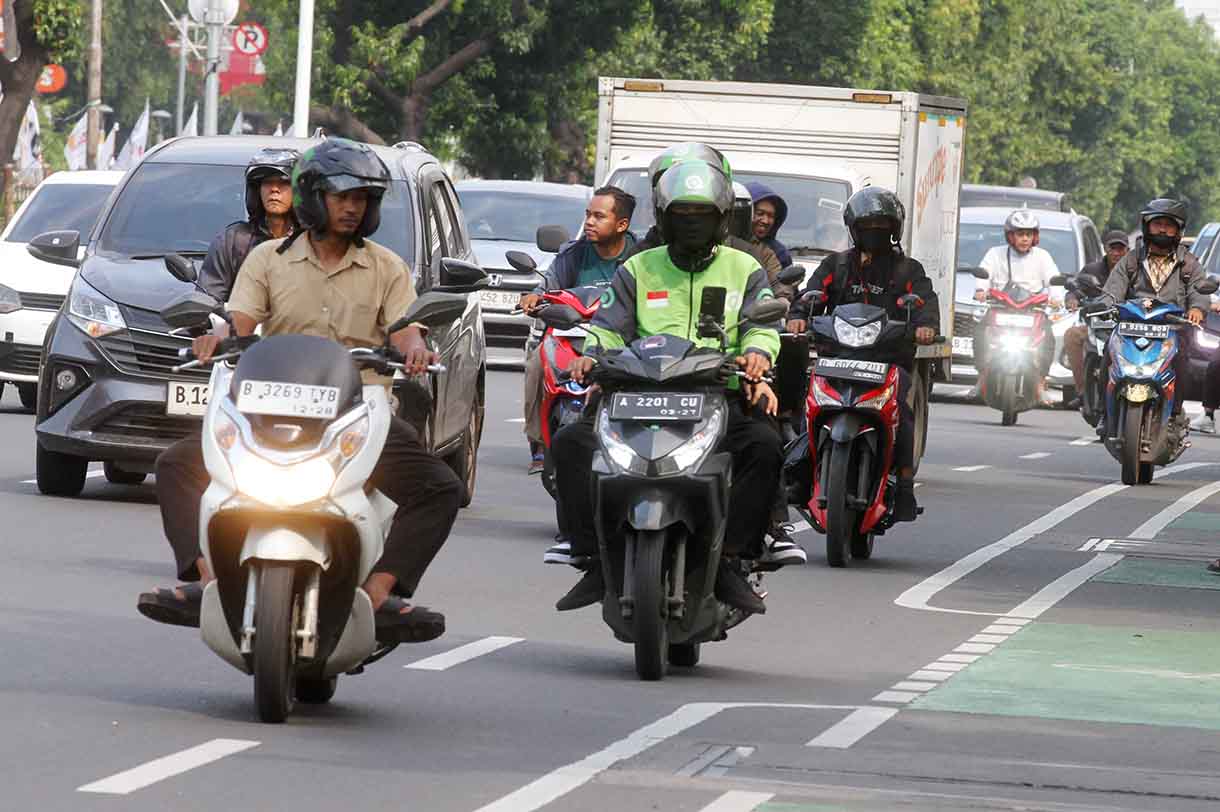 Kendaraan melintas di jalan keramat Raya, Jakarta, Jumat (13/6/2025). (Beritanasional.com/Oke Atmaja)
