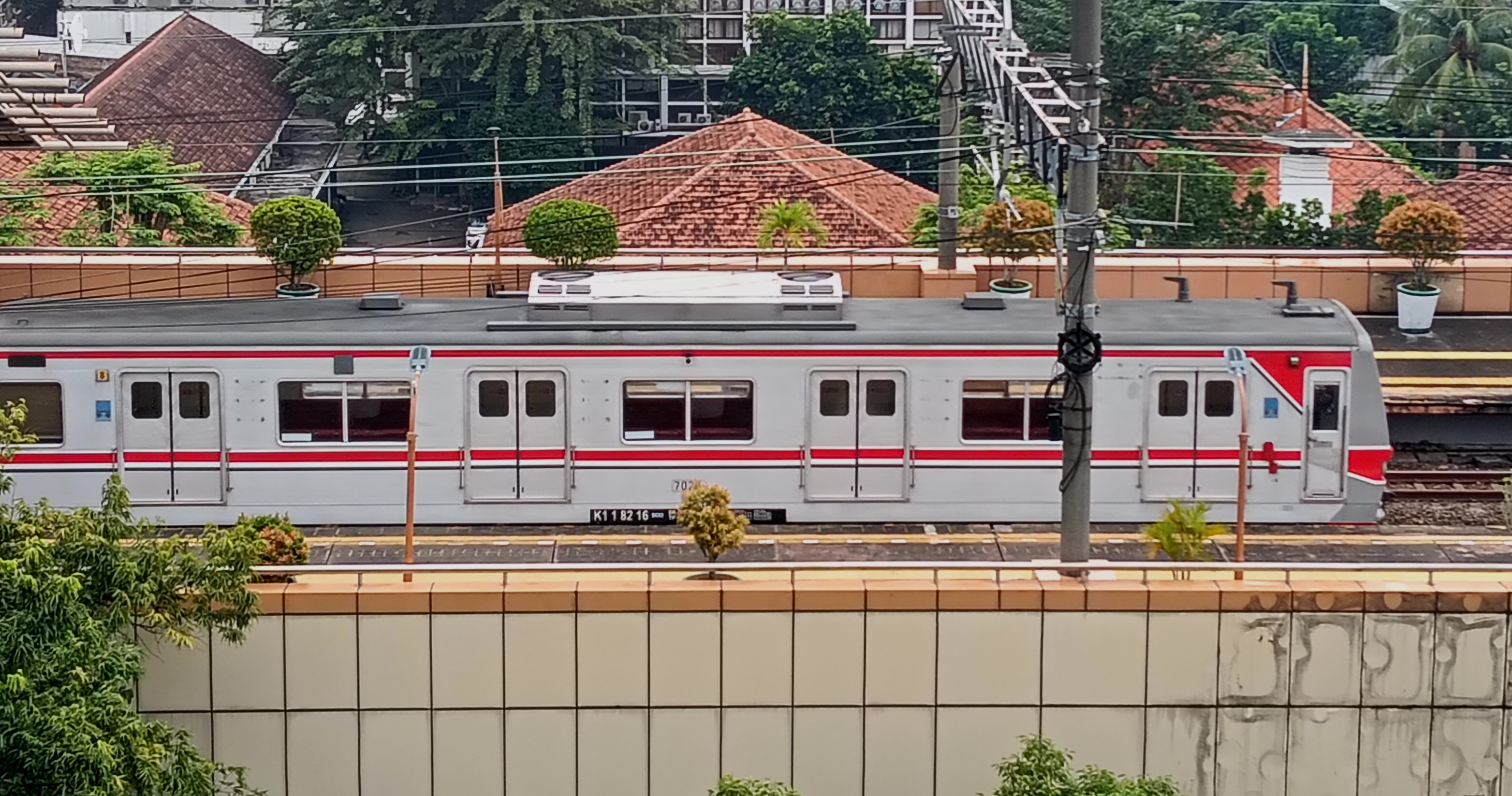 Rangkaian kereta rel listrik (KRL) melintas di Stasiun Cikini, Jakarta Selasa (4/2/2025).  (Beritanasional.com/Oke Atmaja)