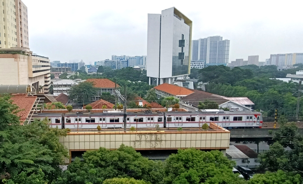 Rangkaian kereta rel listrik (KRL) melintas di Stasiun Cikini, Jakarta Selasa (4/2/2025).  (Beritanasional.com/Oke Atmaja)