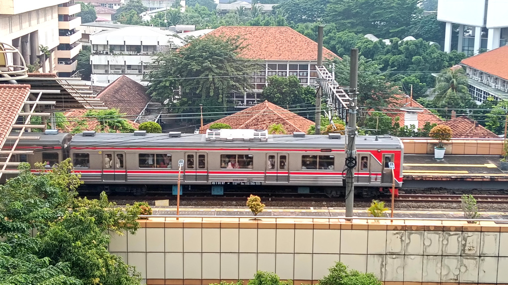 Rangkaian kereta rel listrik (KRL) melintas di Stasiun Cikini, Jakarta Selasa (4/2/2025).  (Beritanasional.com/Oke Atmaja)