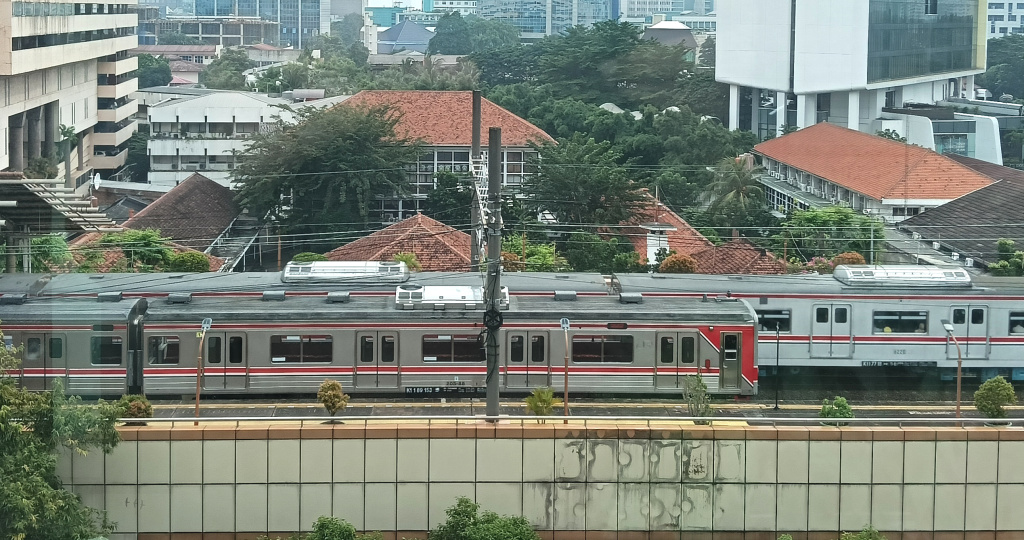 Rangkaian kereta rel listrik (KRL) melintas di Stasiun Cikini, Jakarta Selasa (4/2/2025).  (Beritanasional.com/Oke Atmaja)