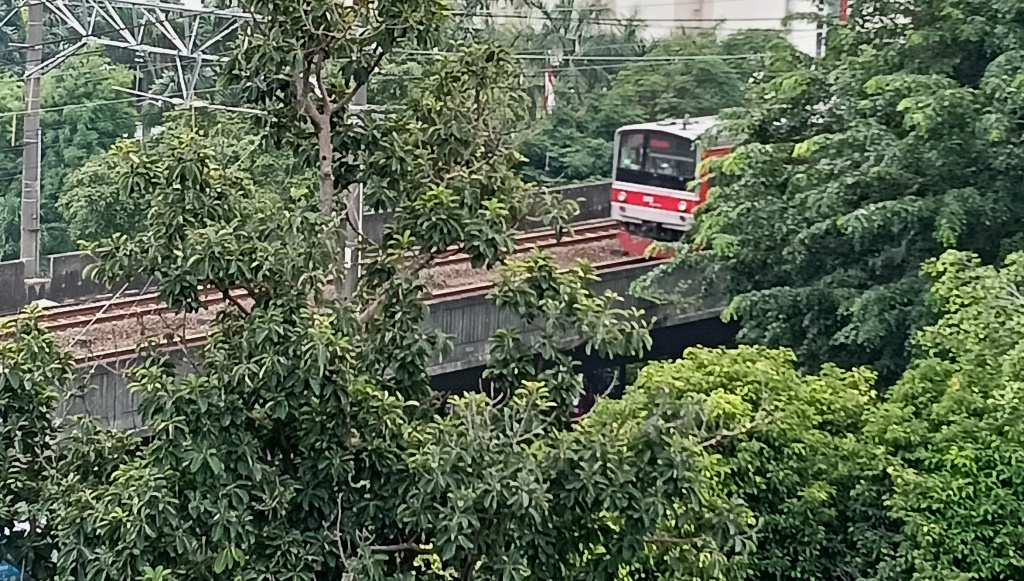 Rangkaian kereta rel listrik (KRL) melintas di Stasiun Cikini, Jakarta Selasa (4/2/2025).  (Beritanasional.com/Oke Atmaja)