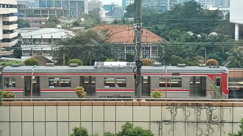 Rangkaian kereta rel listrik (KRL) melintas di Stasiun Cikini, Jakarta Selasa (4/2/2025).  (Beritanasional.com/Oke Atmaja)