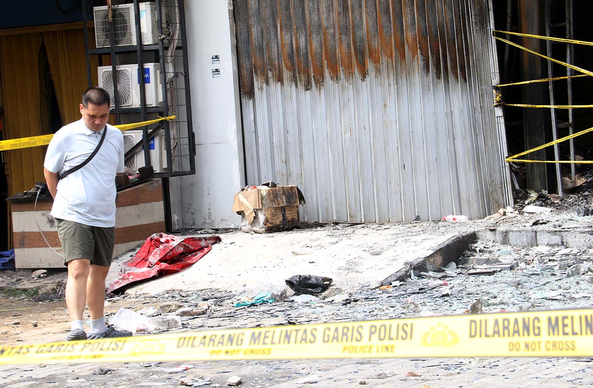 Warga melihat Gedung Terra Drone usai terbakar di kawasan Cempaka Putih, Jakarta,Rabu (10/11/2025). (Beritanasional.com/Oke Atmaja)