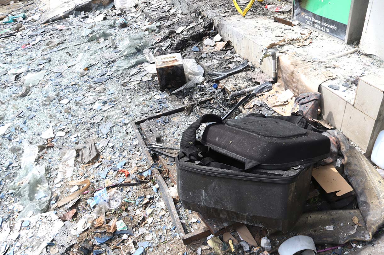 Warga melihat Gedung Terra Drone usai terbakar di kawasan Cempaka Putih, Jakarta,Rabu (10/11/2025). (Beritanasional.com/Oke Atmaja)