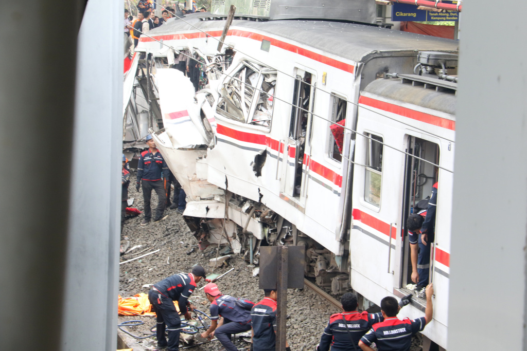 Petugas mengevakuasi gerbong KRL Commuterline pascakecelakaan di Stasiun Bekasi Timur, .  (Beritanasional.com/Oke Atmaja)