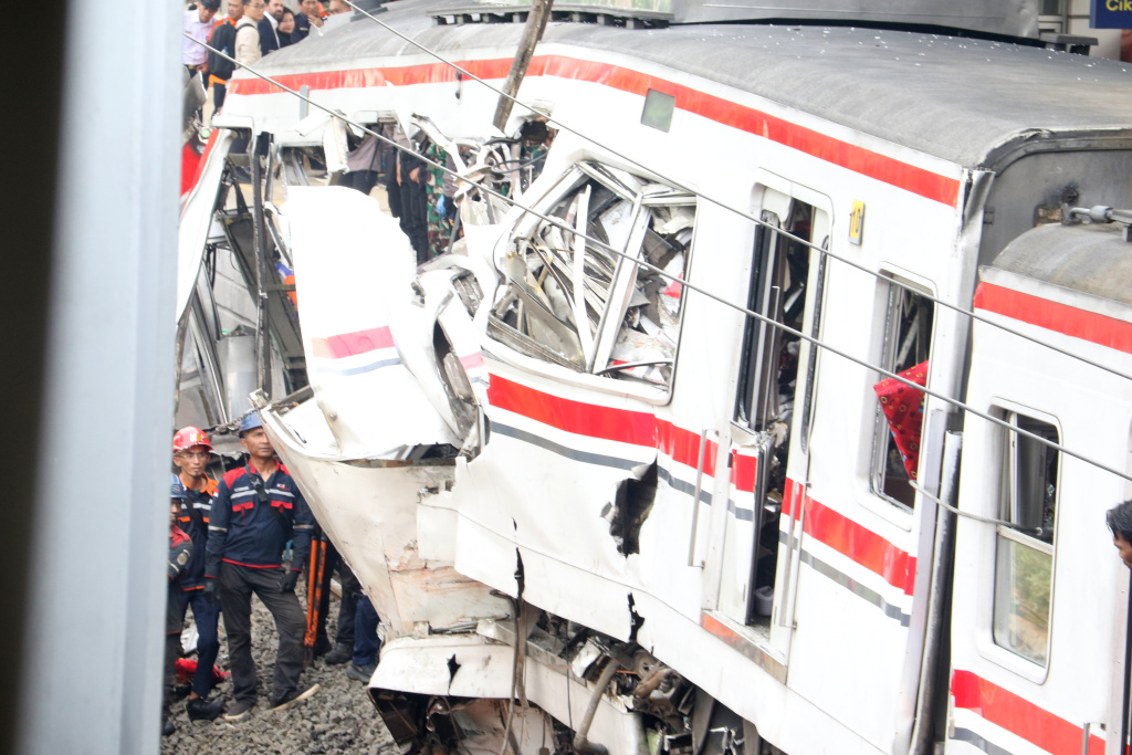 Petugas mengamati mengevakuasi gerbong KRL Commuterline pascakecelakaan di Stasiun Bekasi Timur, Bekasi, Jawa Barat, Selasa (28/4/2026).  (Beritanasional.com/Oke Atmaja)