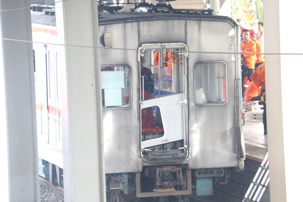 Petugas mengamati mengevakuasi gerbong KRL Commuterline pascakecelakaan di Stasiun Bekasi Timur, Bekasi, Jawa Barat, Selasa (28/4/2026).  (Beritanasional.com/Oke Atmaja)