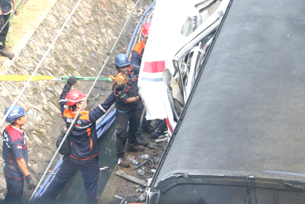 Petugas mengamati mengevakuasi gerbong KRL Commuterline pascakecelakaan di Stasiun Bekasi Timur. (Beritanasional.com/Oke Atmaja)