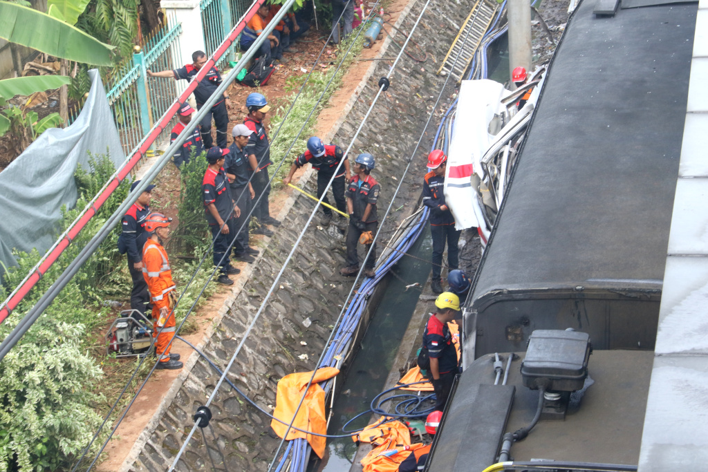 Petugas mengamati mengevakuasi gerbong KRL Commuterline pascakecelakaan di Stasiun Bekasi Timur, Bekasi, Jawa Barat, Selasa (28/4/2026).  (Beritanasional.com/Oke Atmaja)