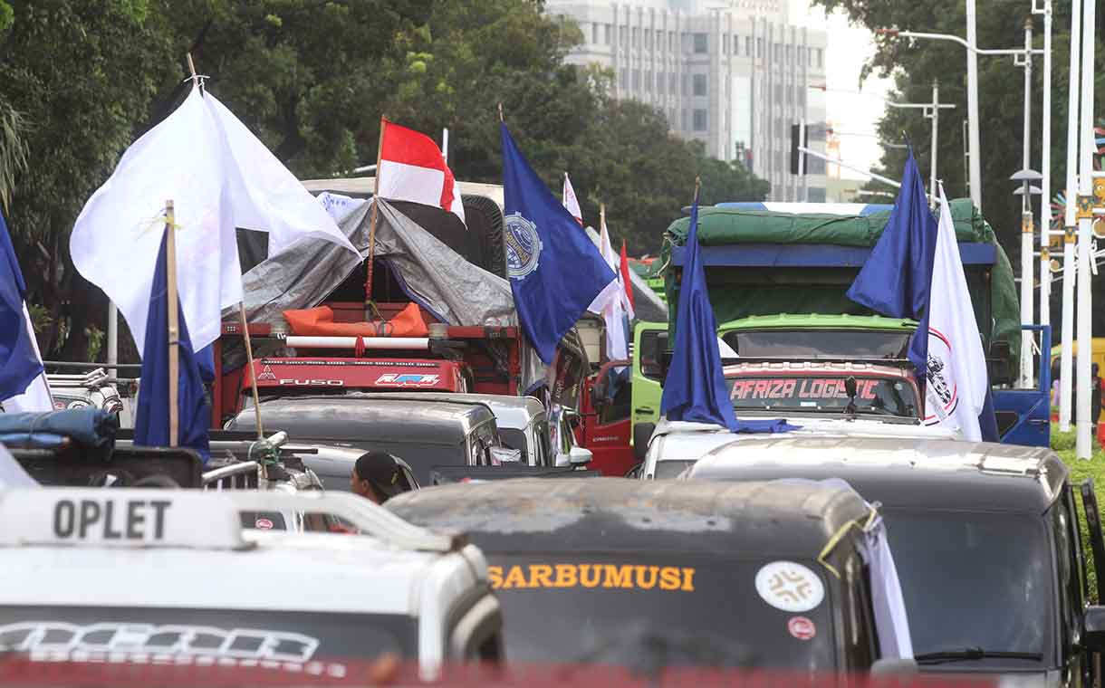 Puluhan truk parkir di Jalan Medan Merdeka Selatan, Jakarta, Rabu (2/7/2025).(Beritanasional.com/Oke Atmaja)