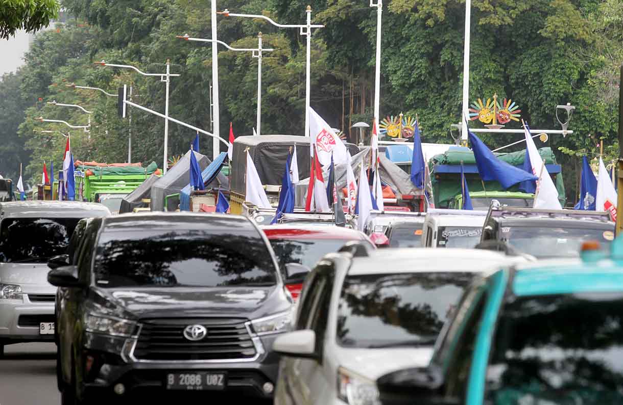 Puluhan truk parkir di Jalan Medan Merdeka Selatan, Jakarta, Rabu (2/7/2025).(Beritanasional.com/Oke Atmaja)